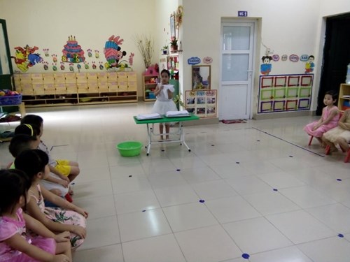 Rèn thao tác vệ sinh hướng dẫn trẻ lau mặt của các bé lớp A2 trường mầm non Long Biên